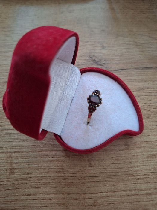 Śliczny złoty pierścionek z granatami