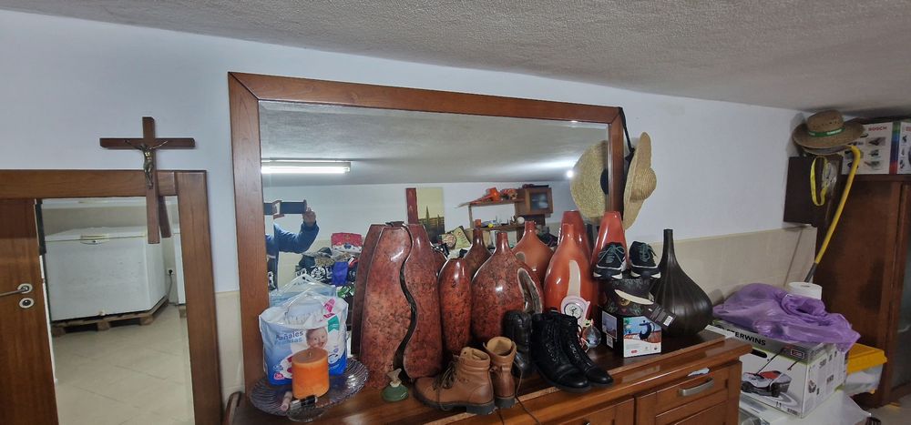 Espelho com moldura em madeira