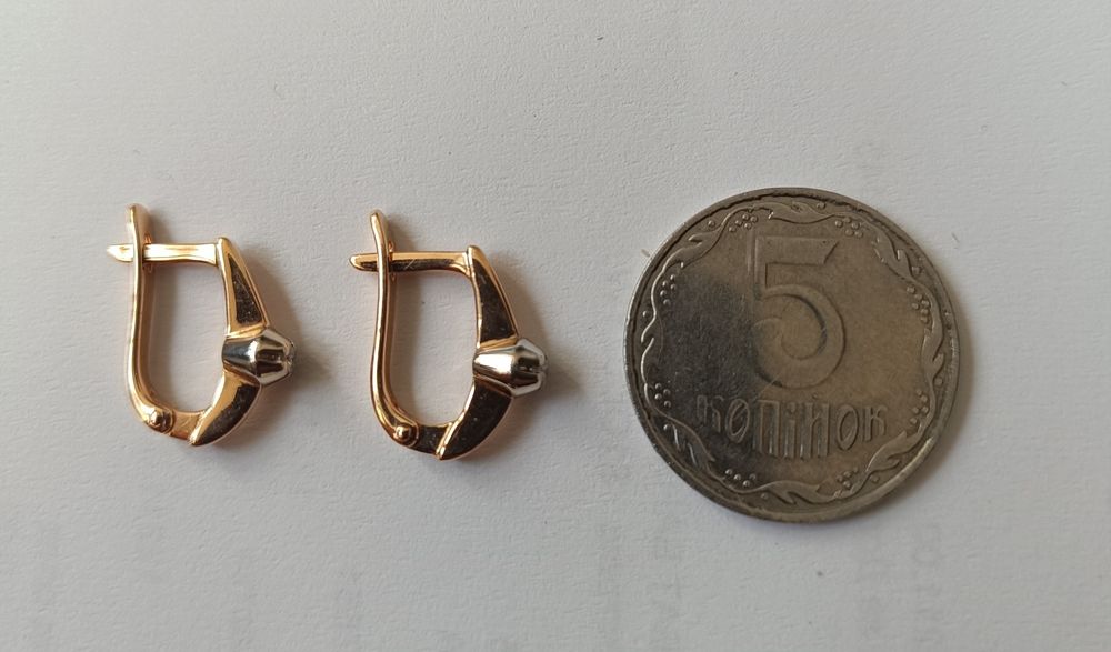 Серьги золотые с бриллиантами.