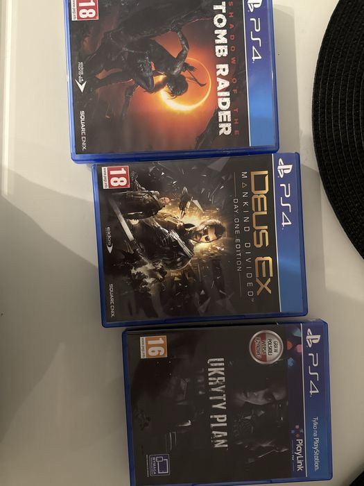 Konsola PS4 biala z dwoma padami i grami