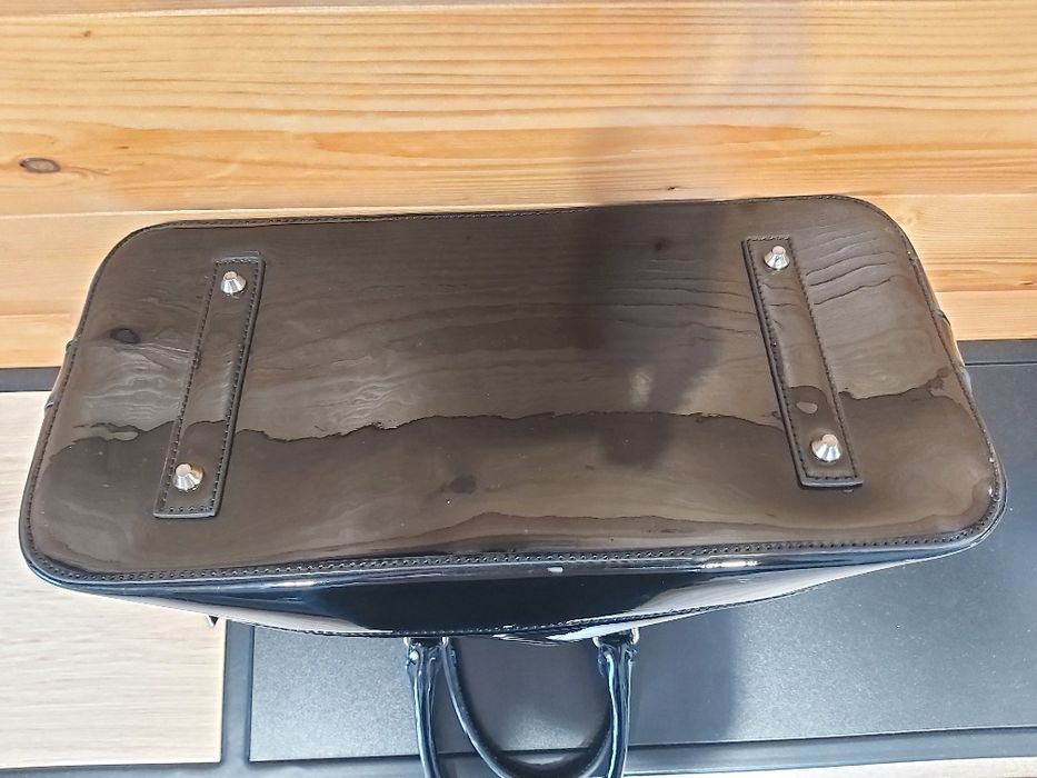 Sprzedam torebkę czarną lakierowaną