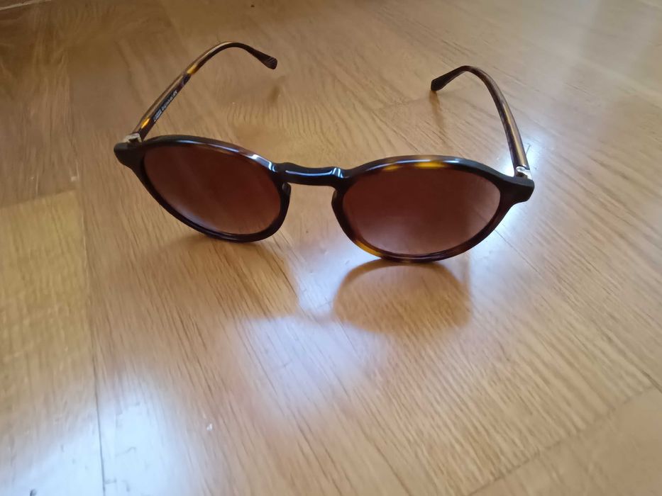 Óculos de sol italianos novos.