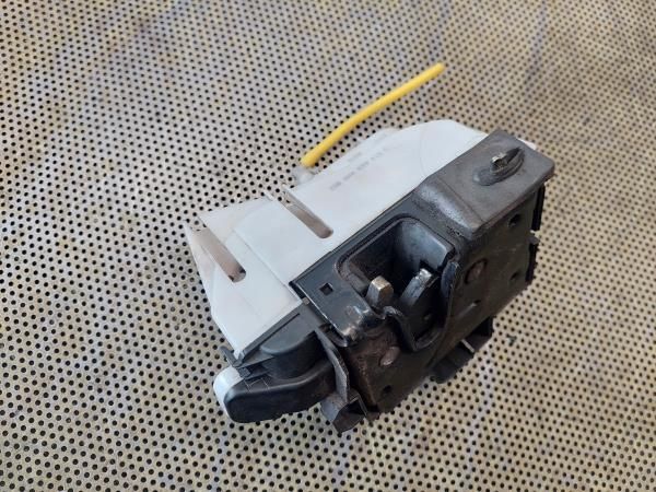 Fechadura / fecho porta trás esquerdo VOLKSWAGEN Polo (6N)