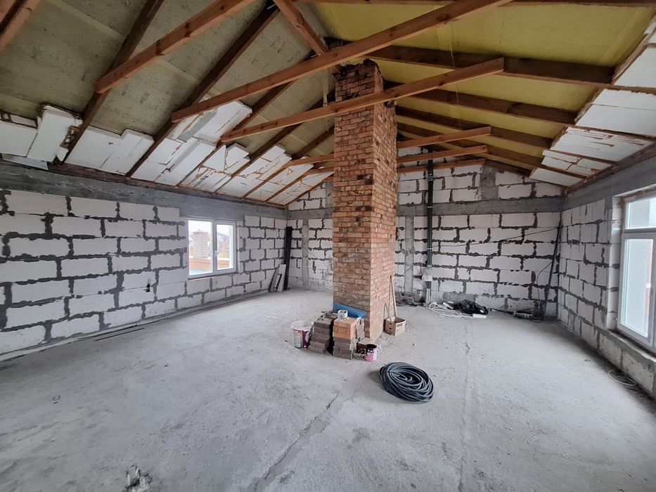 Окремо розташована будівля 1300 м² на виїзді до Дніпра