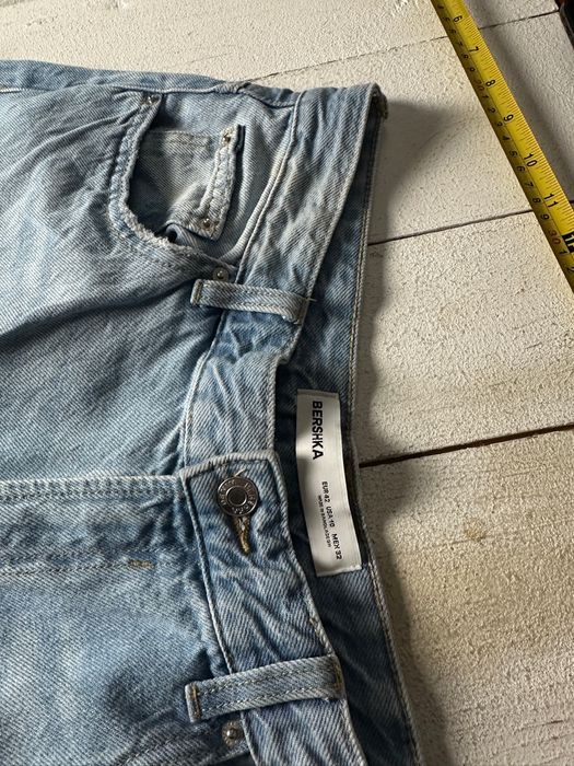 Bershka світло сині джинси з дірками на колінах 32 розмір