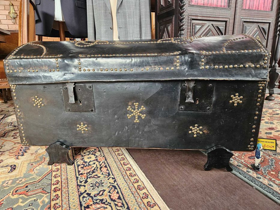 Cómoda / Baú muito antigo - Ideal para decoração - Bom estado geral