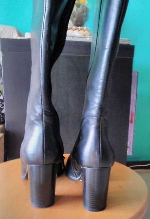 Botas de cano alto em pele genuína - Oportunidade!