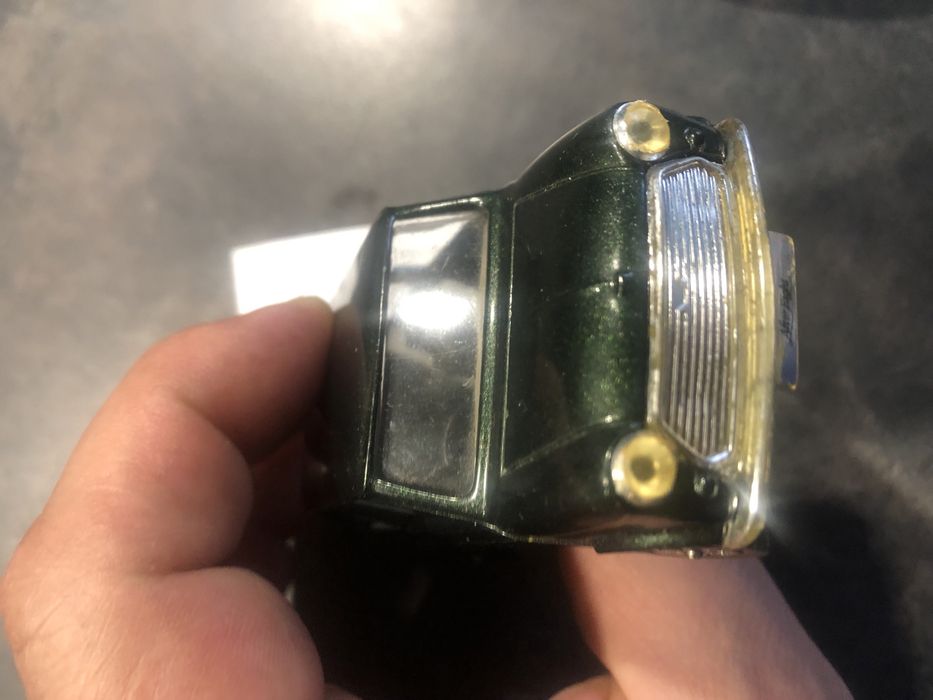 Mini After Eight, ciemnozielony metalik z szarym wnętrzem  1::36 model