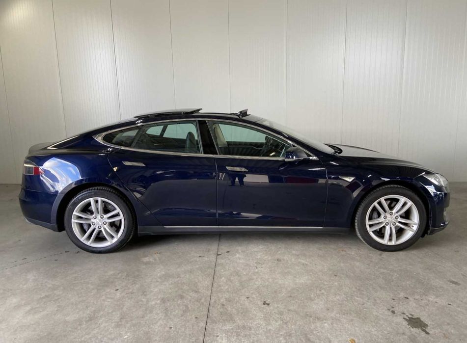 Tesla Model S 85 com carregamentos grátis para sempre (18.000€)