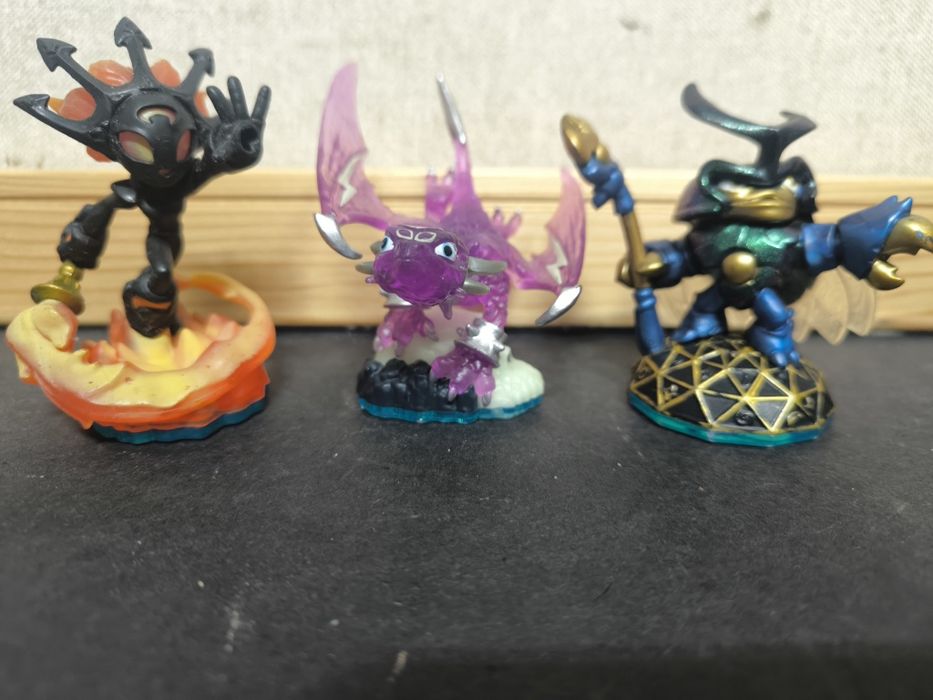 Lote 3 Figuras Skylanders (Smolderdash, Flashwing)
conjunto de 3 figur