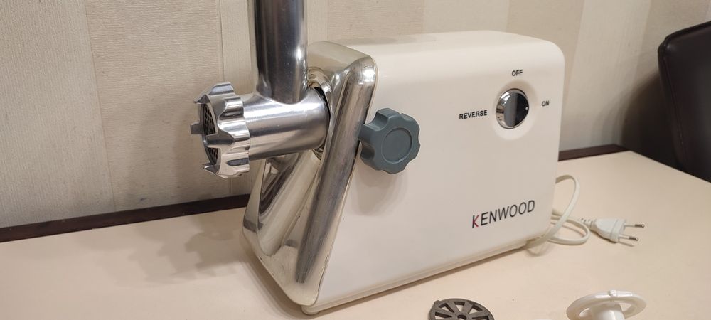 Потужна електрична м'ясорубка Kenwood KNG 762