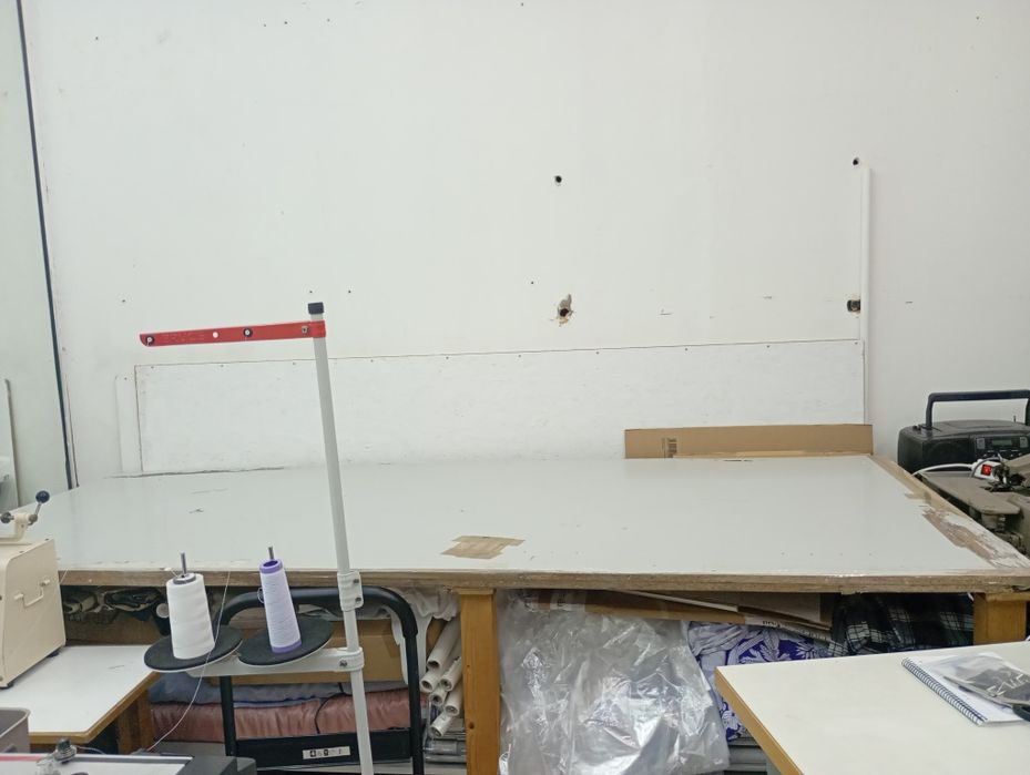Mesa para trabalho com prateleira.