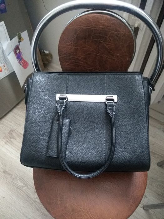 Sprzedam torebkę damska w kolorze czarnym w stanie bardzo dobrym