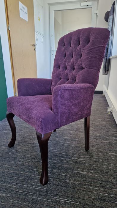 Pikowane krzesło z Chesterfield Meble fioletowe