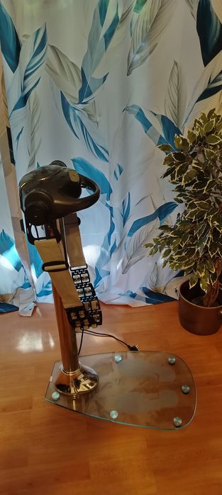 Masażer stojący wibracyjny  z pasami.