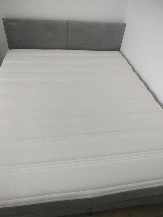 Cama em veludo com colchão e topper