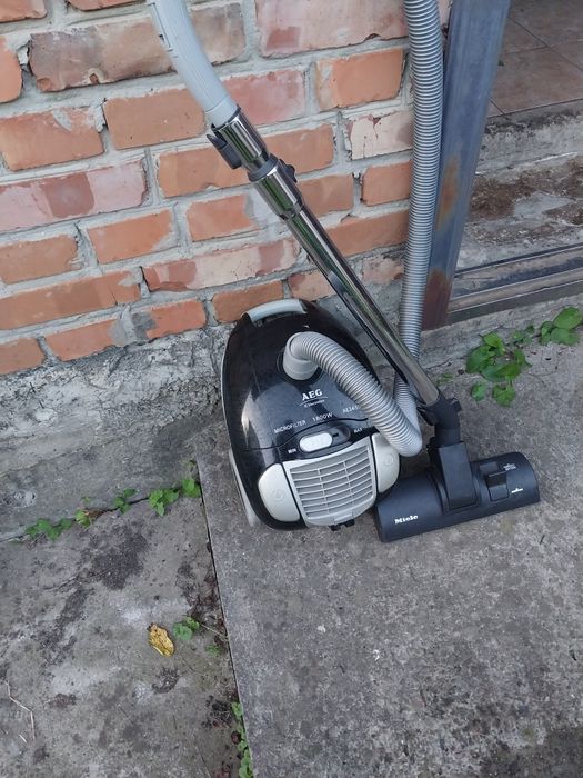 Пилосос AEG вживаний
