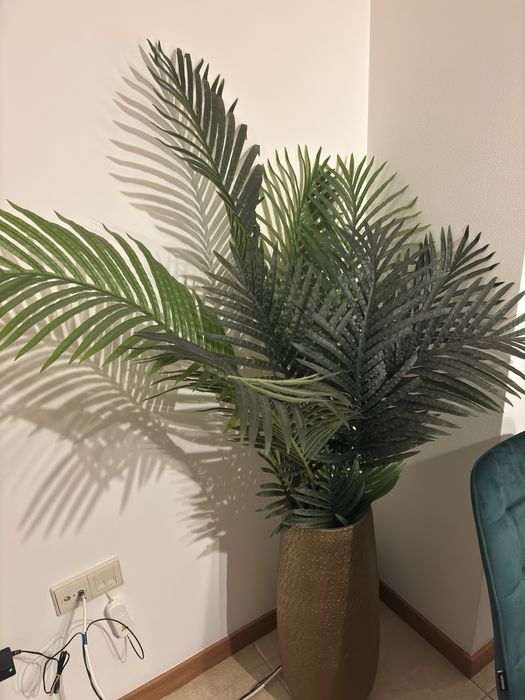 Vaso decorativo alto dourado com planta artificial incluido