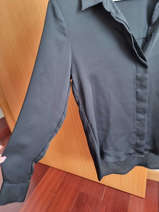 Camisa preta fluida H&M, tamanho 34