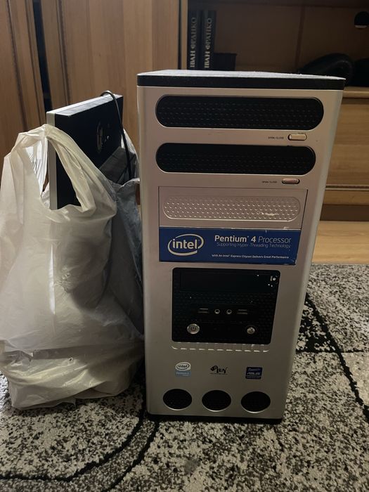 Компʼютер (системний блок + монітор + клааіатура)