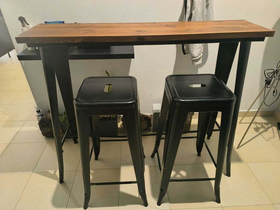 Mesa alta com tampo de de madeira natural e duas cadeiras