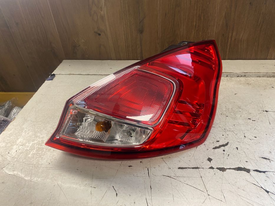 ford fiesta mk7 lampa prawy tył
