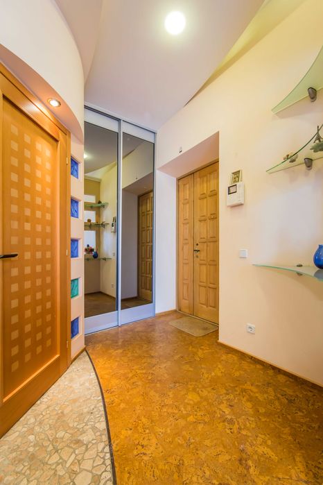 Комфортабельная 3-комнатная квартира в центре на улице Крещатик, 25