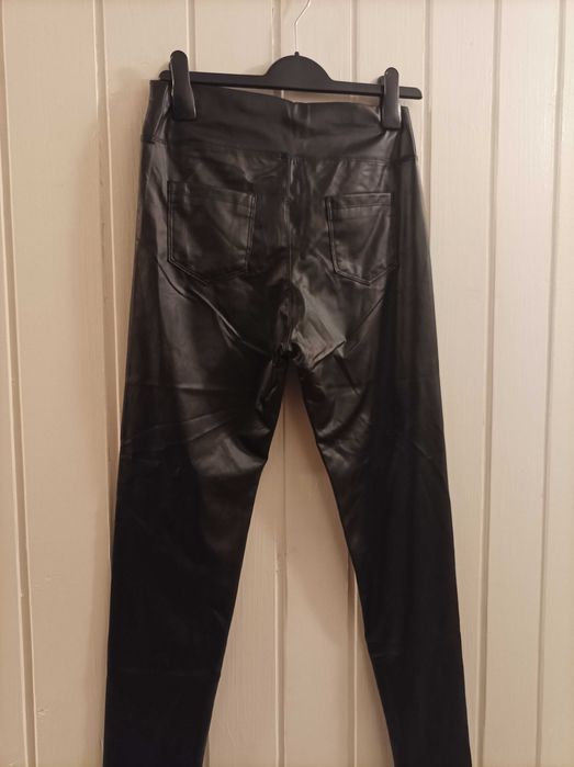Legginsy damskie czarne ze sztucznej skóry.