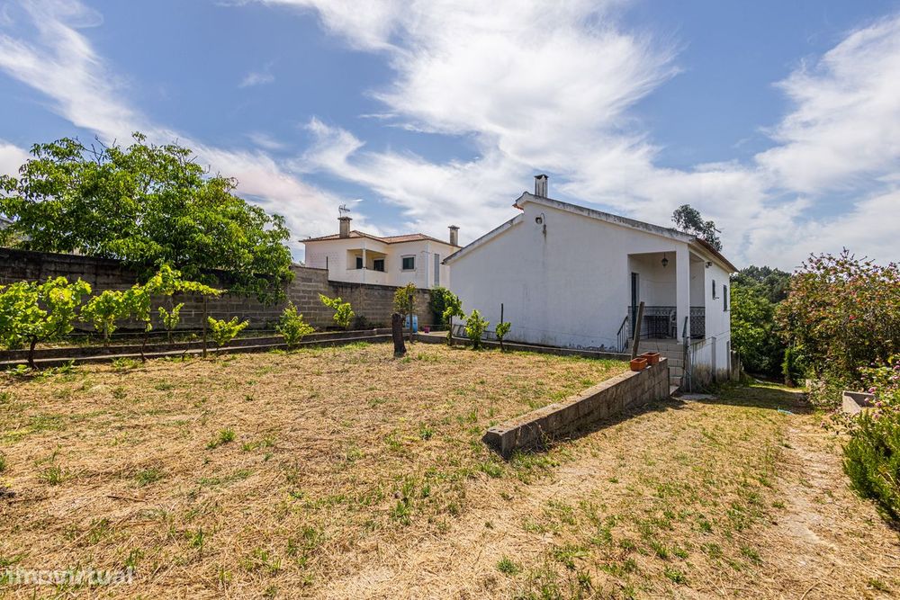Moradia T2 em Pontével, inserida num lote de terreno com  2.610m²