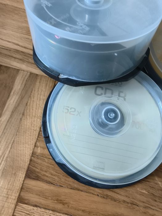 Nowe płyty CD i DVD w opakowaniu