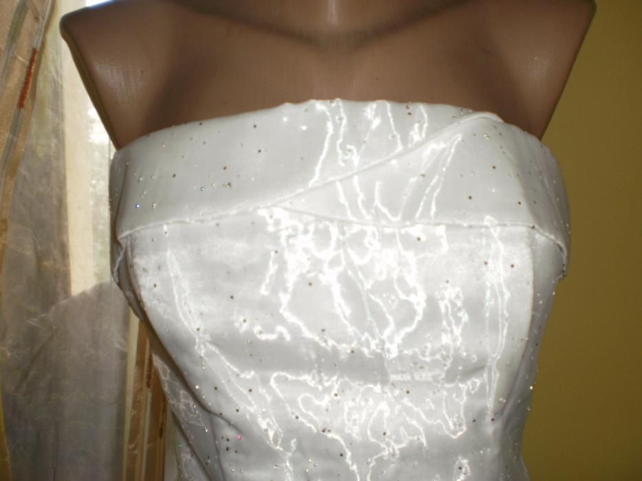 Шикарне весільне білосніжне плаття