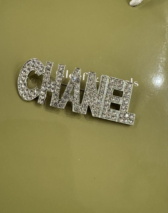 Broszka cc srebrna cyrkonie napis