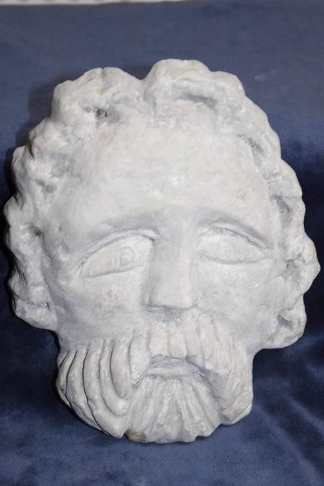 Cabeça em pedra, antiga.