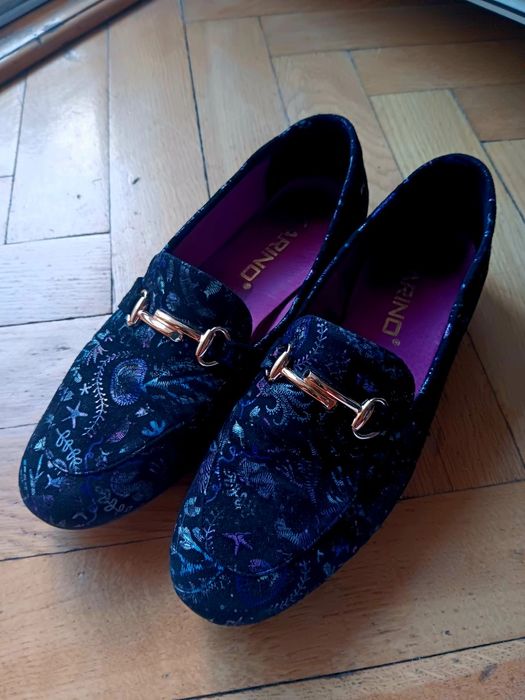 Haftowane mokasyny zamszowe