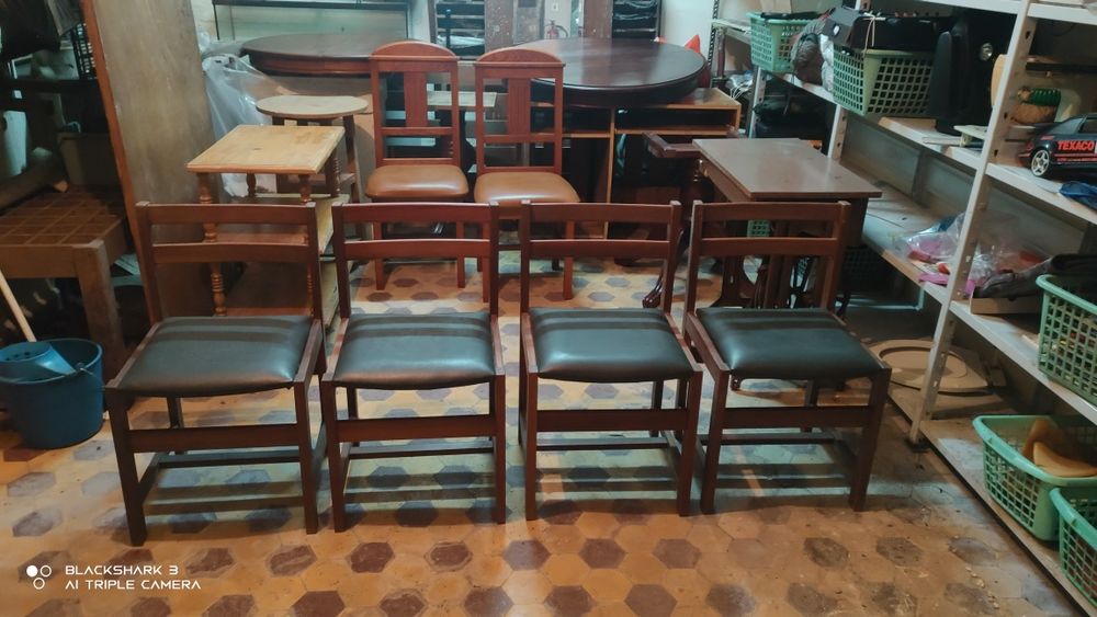 Mesa  em madeira maciça com 4 cadeiras