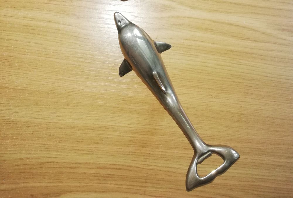 Otwieracz do napojów delfin posrebrzany.