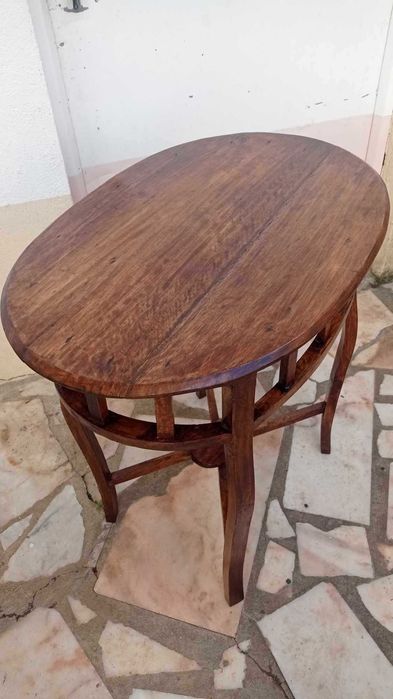 Vende-se mesa de madeira