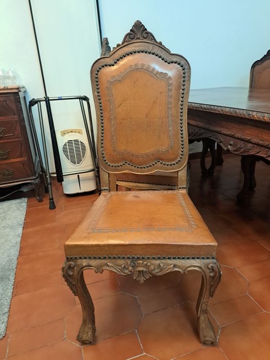 Antiga mesa de jantar em madeira maciça com 8 cadeiras