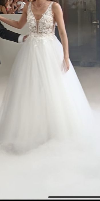 Suknia ślubna biała z elemantami 3d na gorsecie