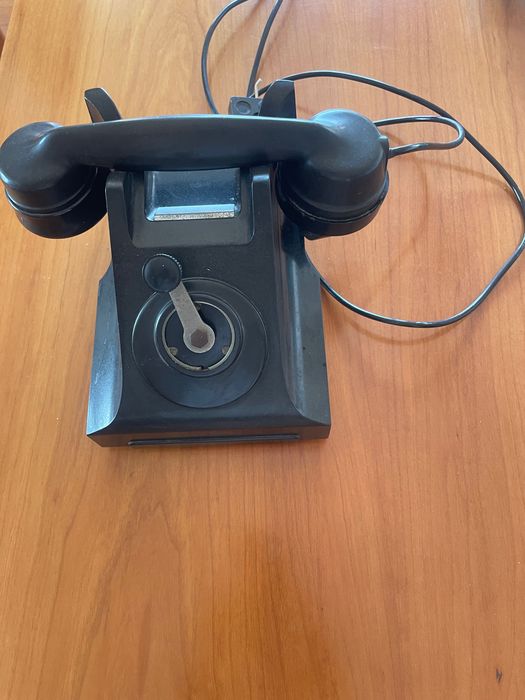 Telefone antigo em baquelite