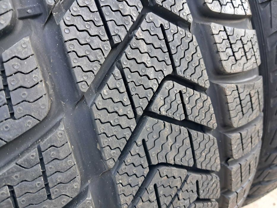 Резина зимова, нова, Pirelli Sottozero 3 235\35 R20
