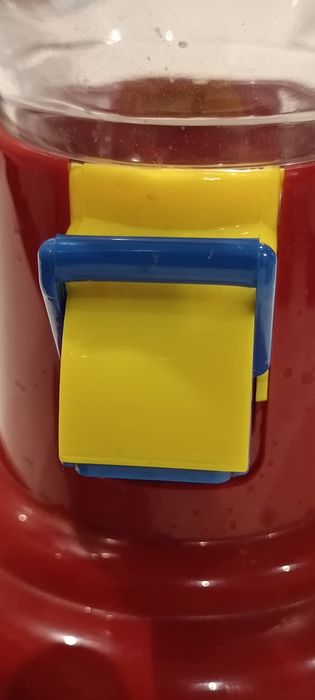 Dispensador de M&M's ou outra guloseima.