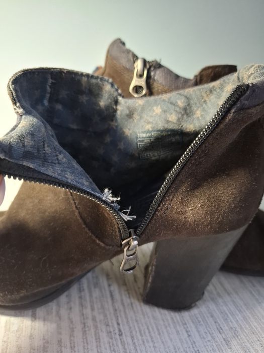 Brązowe zamszowe botki Hilfiger Denim na słupku