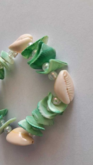 Efektowna bransoletka z muszelkami, w kolorze pistacjowym na gumce