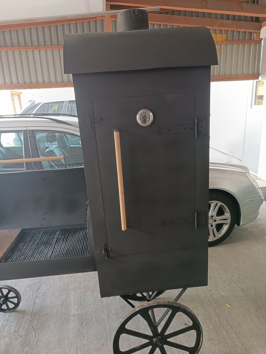 Grill z wedzarnią