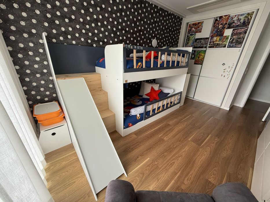 Cama beliche infantil com escorrega e escadas