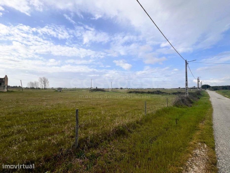 Terreno com 22400m com Construção, Poço e Eletricidade