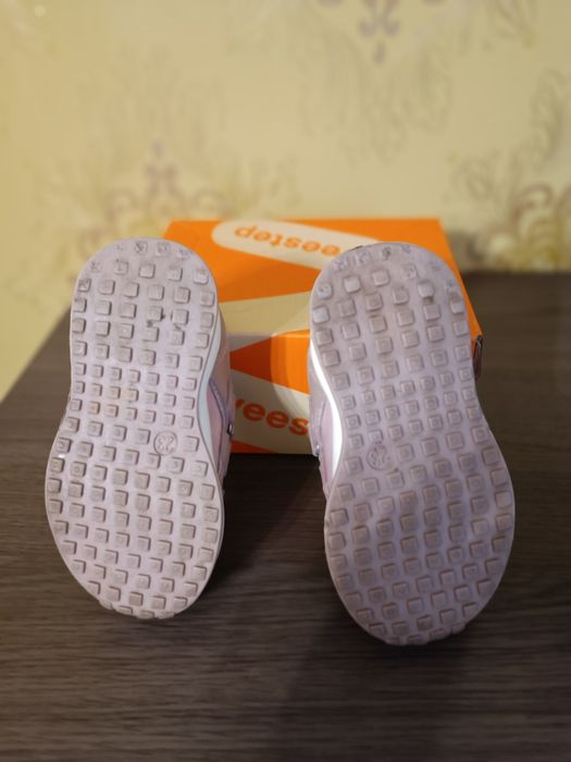 Дитячі кросівки для дівчинки