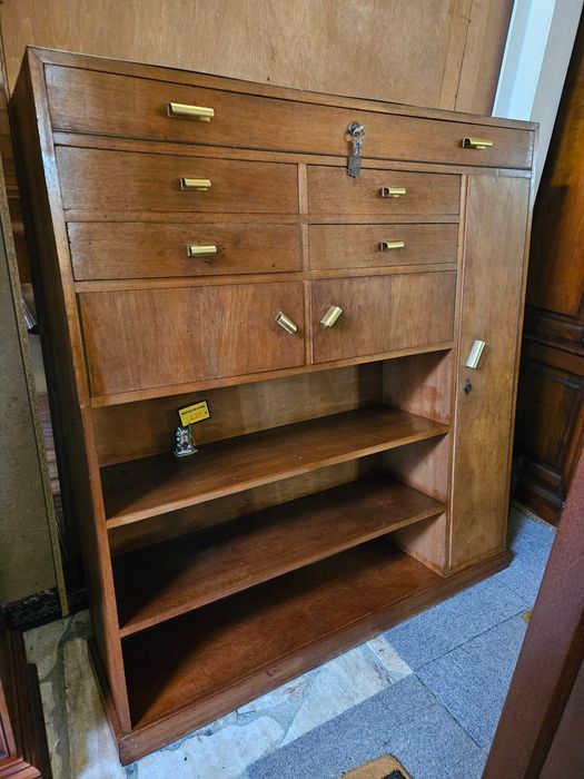 Móvel armeiro em madeira - Algumas marcas de uso