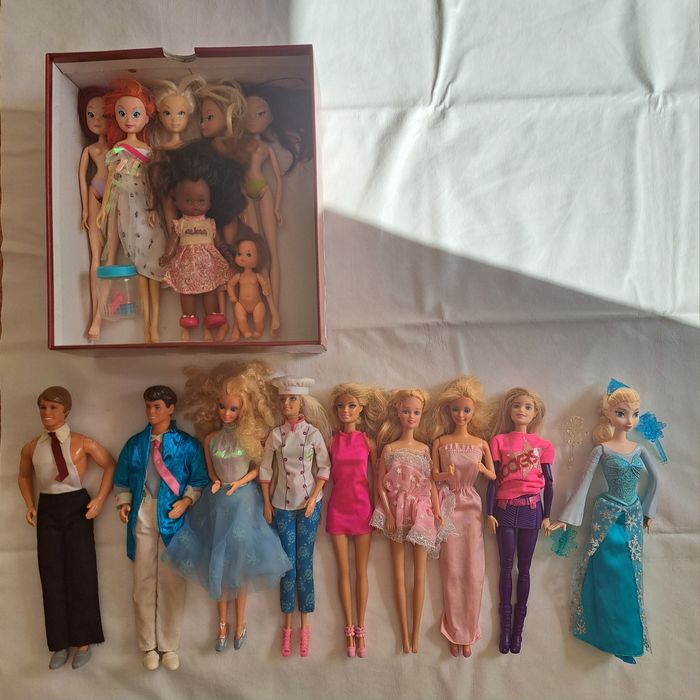 Conjunto de Barbies e Bonecas Variadas